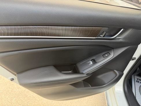 Used 2018 Honda Accord Touring image 8