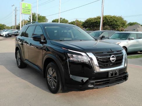 Used 2025 Nissan Pathfinder SV FWD image 4