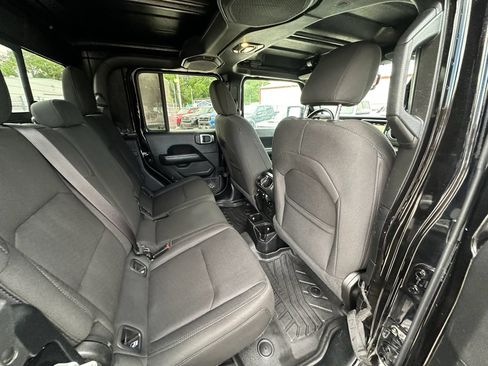 Used 2020 Jeep Gladiator Overland AWD/4WD image 12