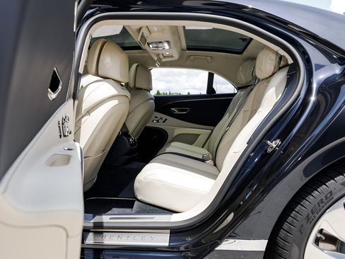 Certified 2024 Bentley Flying Spur V8 image 38