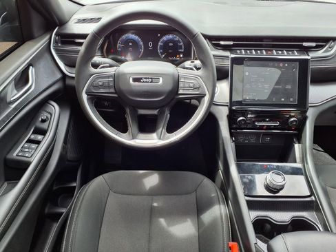 Used 2025 Jeep Grand Cherokee Laredo X RWD image 9
