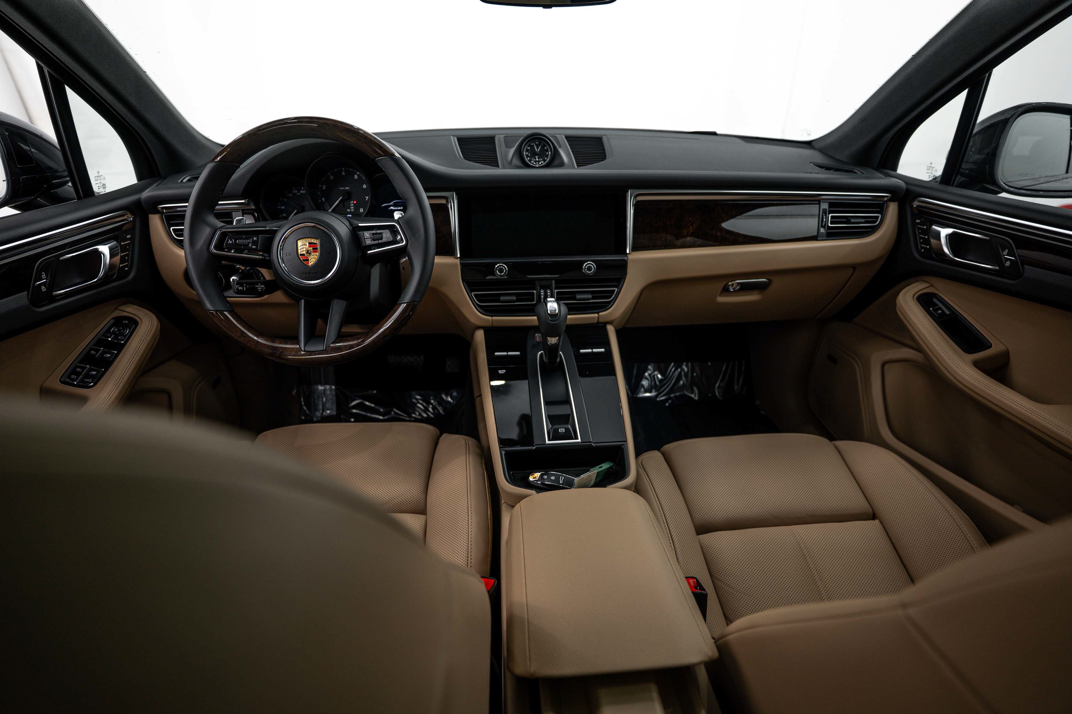 Certified 2025 Porsche Macan AWD/4WD image 22