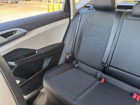 Used 2025 Volkswagen Taos SE image 39