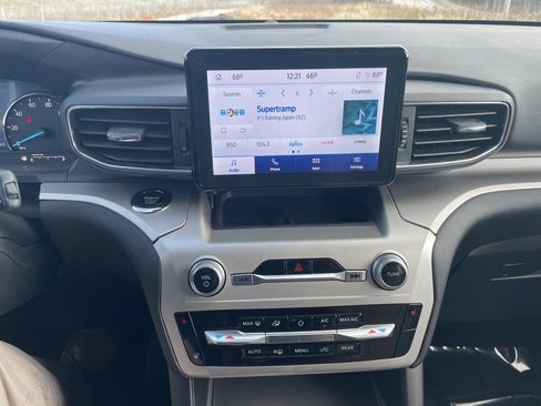 Certified 2022 Ford Explorer XLT w/ Equipment Group 202A image 16