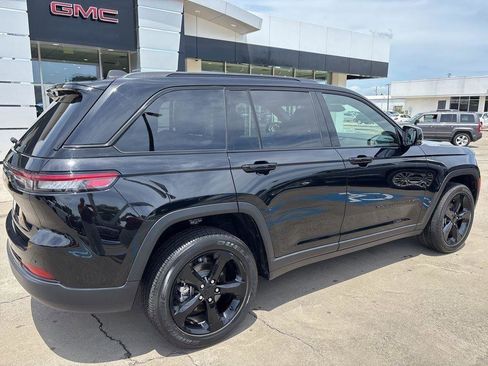 Used 2023 Jeep Grand Cherokee Altitude image 7