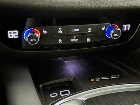 Used 2023 Buick Enclave Essence image 15