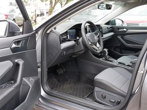 Certified 2025 Volkswagen Jetta SE image 12