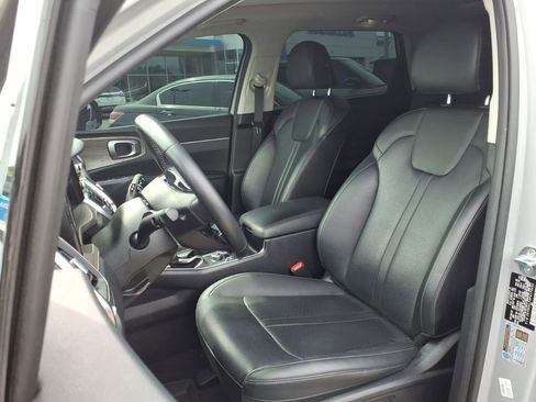 Used 2023 Kia Sorento EX w/ Panoramic Sunroof Package FWD image 4