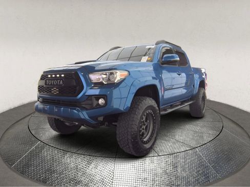 Used 2018 Toyota Tacoma TRD Sport AWD/4WD image 3