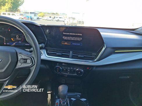 Used 2025 Chevrolet Trax LT FWD image 11