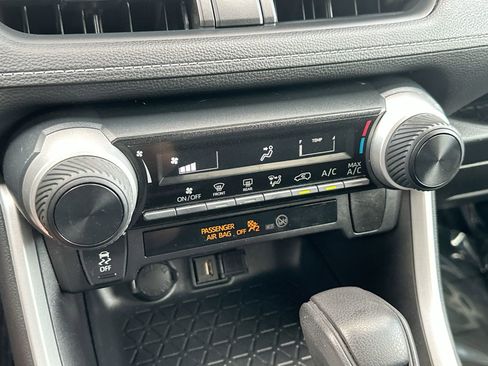 Used 2021 Toyota RAV4 LE image 10