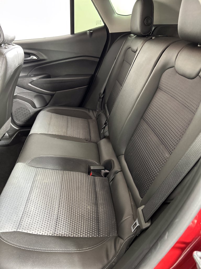 Used 2025 Chevrolet Trax LT FWD image 17