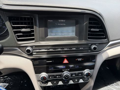 Used 2020 Hyundai Elantra SE FWD image 20