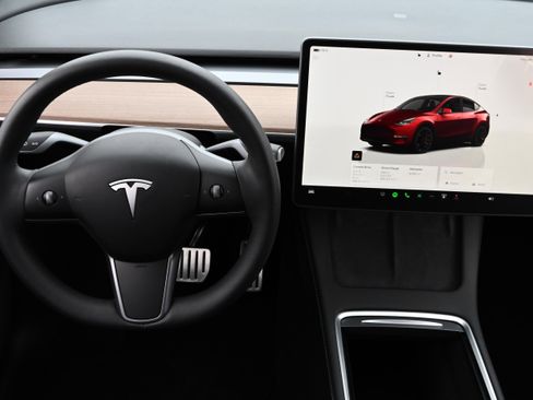 Used 2023 Tesla Model Y Performance image 14