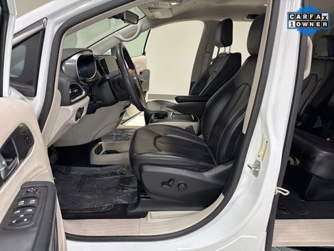 Used 2023 Chrysler Pacifica Touring-L image 11