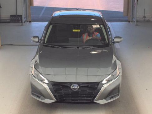 Used 2023 Nissan Altima 2.5 SV w/ SV Premium Package FWD image 2