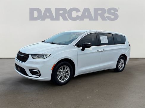 Used 2025 Chrysler Pacifica Select FWD image 3