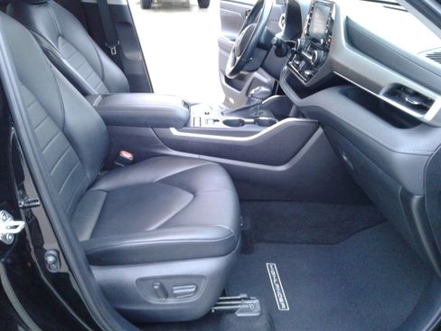 Used 2021 Toyota Highlander XLE image 10