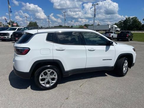 Used 2024 Jeep Compass Latitude w/ Convenience Group AWD/4WD image 12