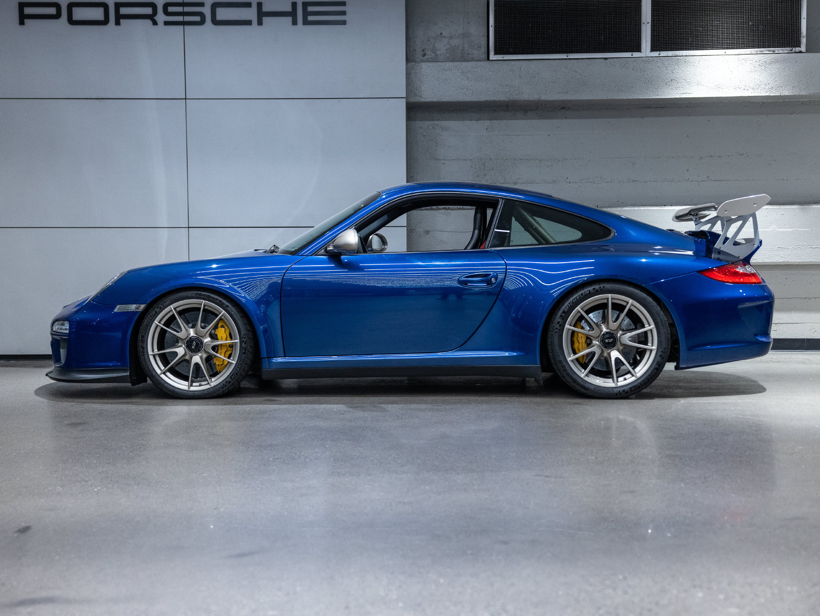 Used 2010 Porsche 911 GT3 RS RWD image 2