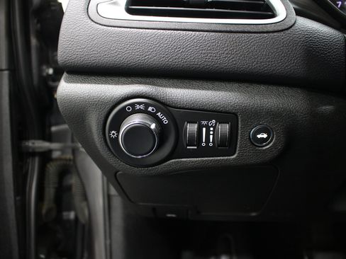 Used 2015 Chrysler 200 Limited w/ Convenience Group FWD image 8