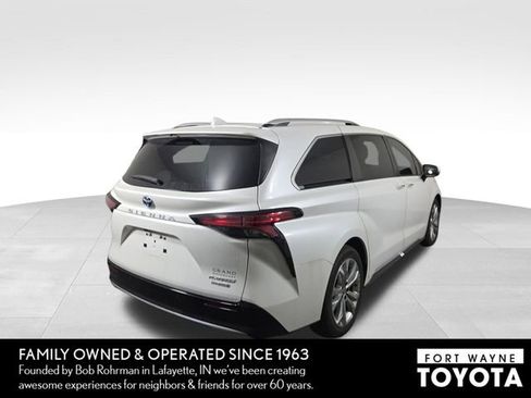 Used 2023 Toyota Sienna Platinum FWD image 7