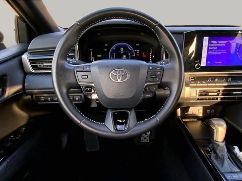 Used 2025 Toyota Camry SE FWD image 6