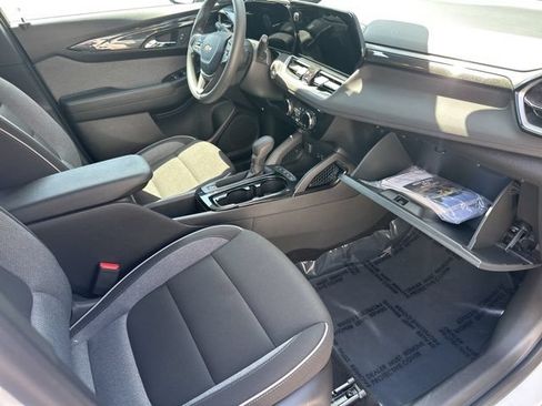 Used 2025 Chevrolet TrailBlazer LT AWD/4WD image 43