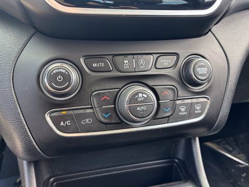 Used 2020 Jeep Cherokee Limited FWD image 22