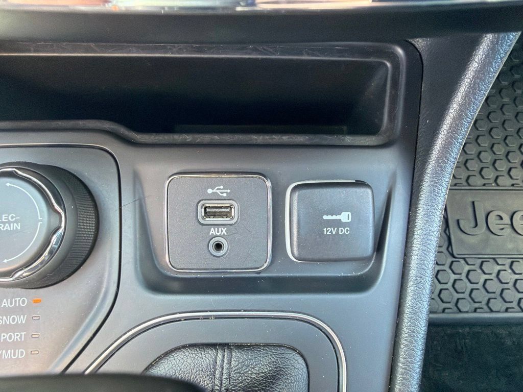 Used 2019 Jeep Cherokee Latitude Plus w/ Cold Weather Group AWD/4WD image 23