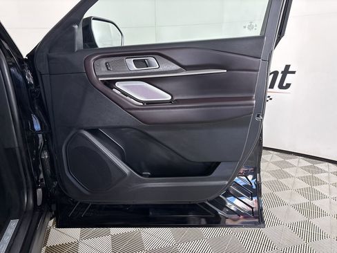 Used 2025 Ford Explorer Platinum image 33