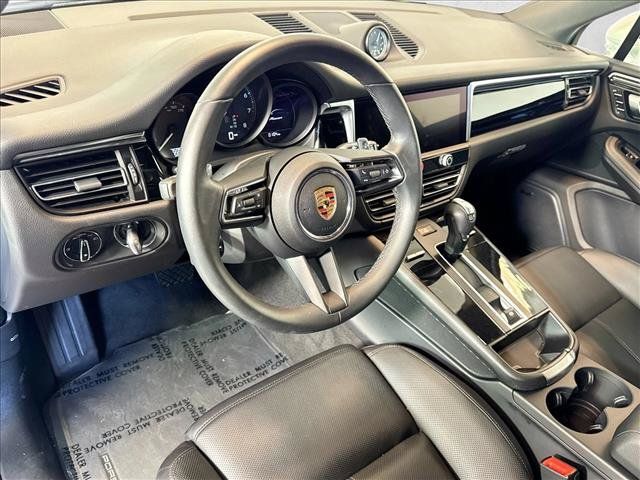 Certified 2025 Porsche Macan AWD/4WD image 4