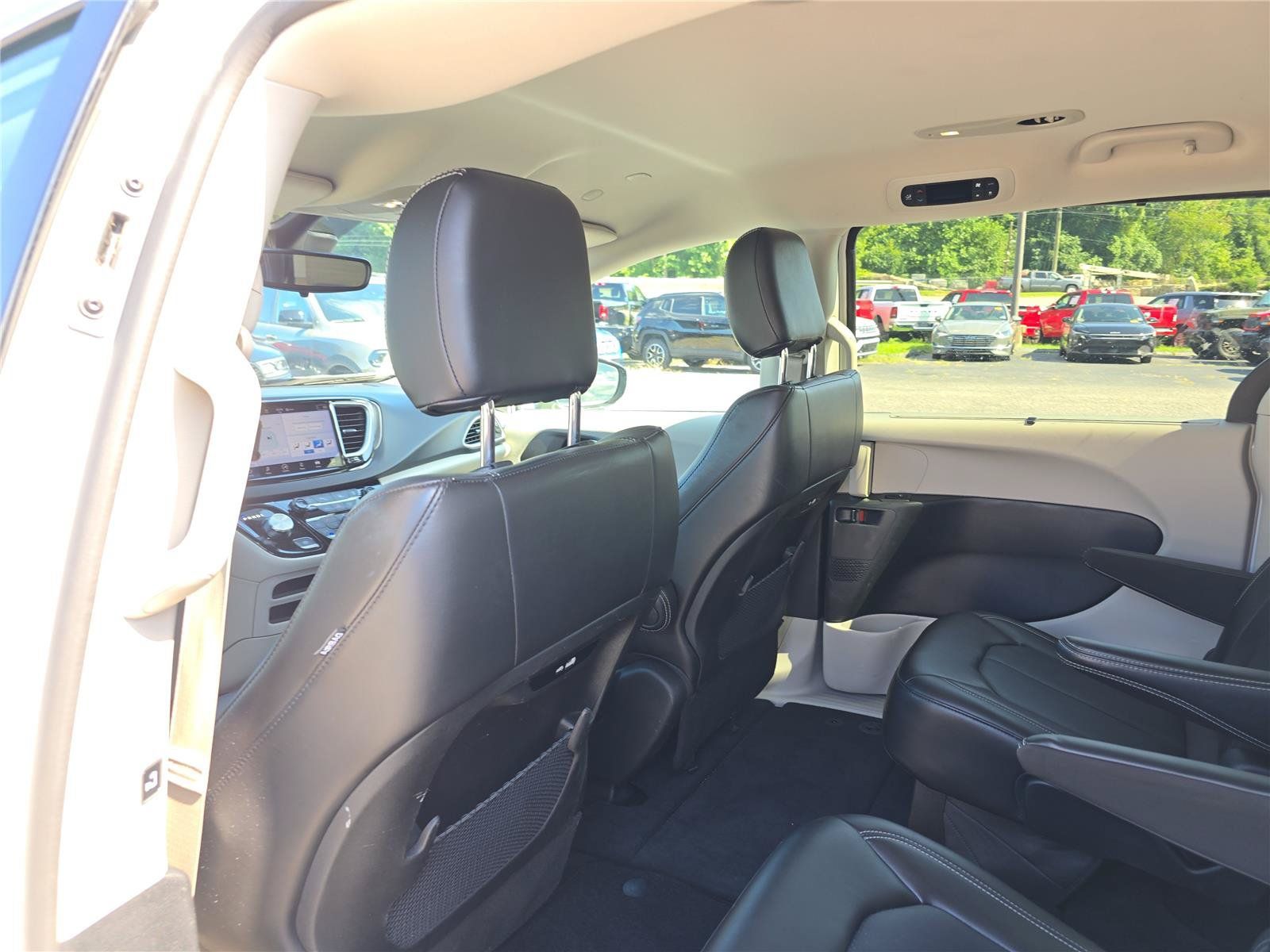 Used 2024 Chrysler Pacifica Touring-L FWD image 15