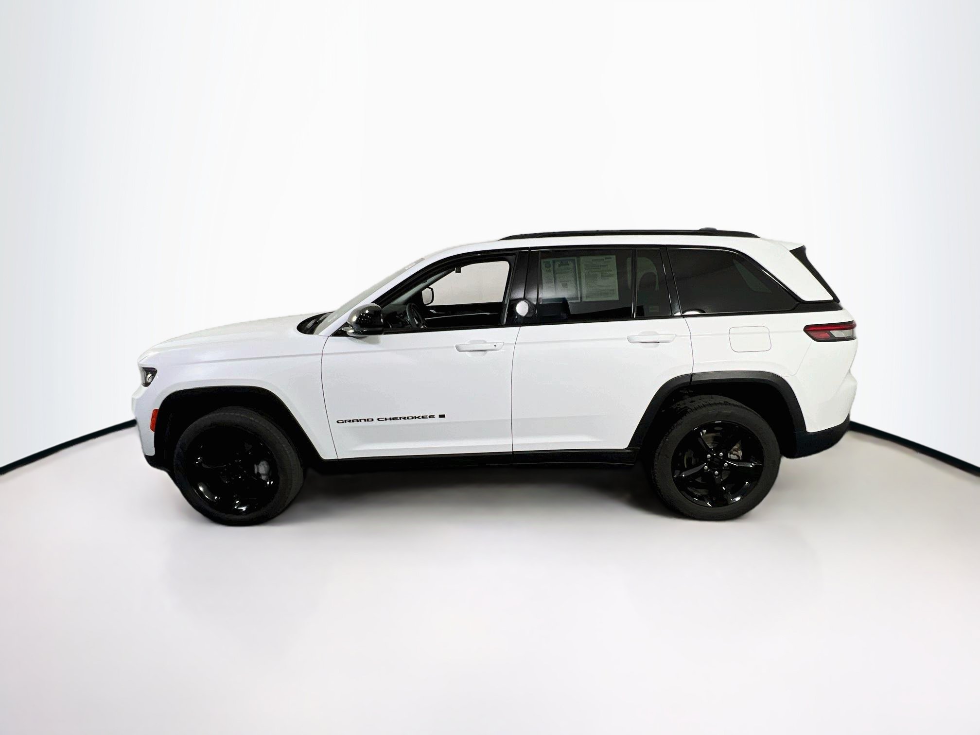Used 2023 Jeep Grand Cherokee Limited w/ Black Appearance Package AWD/4WD image 8