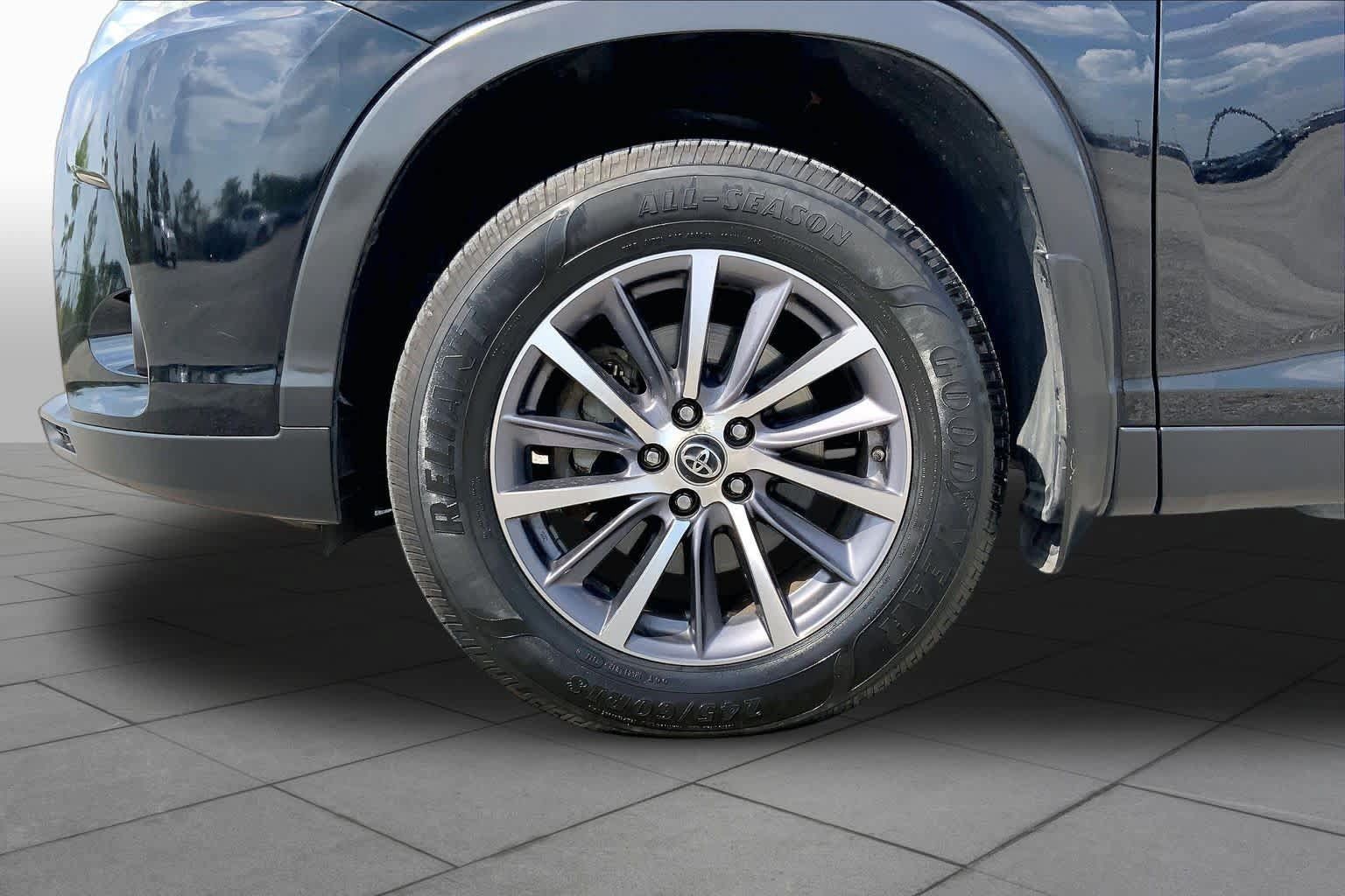 Used 2019 Toyota Highlander XLE AWD/4WD image 11