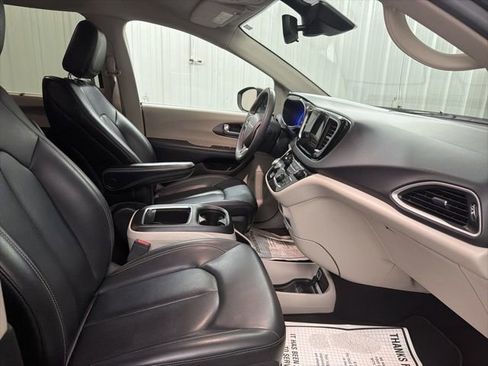 Used 2023 Chrysler Pacifica Touring-L image 27