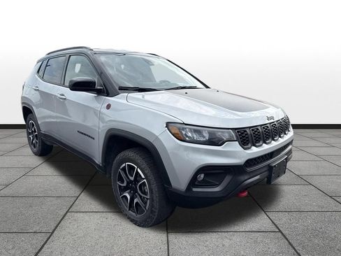 Used 2025 Jeep Compass Trailhawk AWD/4WD image 3