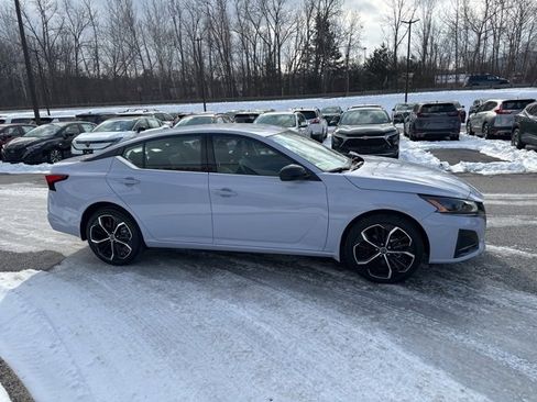 Used 2025 Nissan Altima 2.5 SR image 14
