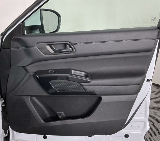 Used 2025 Nissan Pathfinder SV w/ SV Premium Package FWD image 30