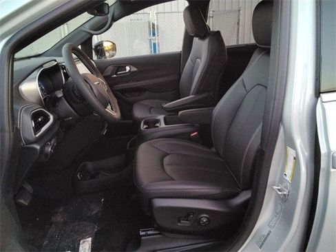 New 2026 Chrysler Pacifica Select image 9