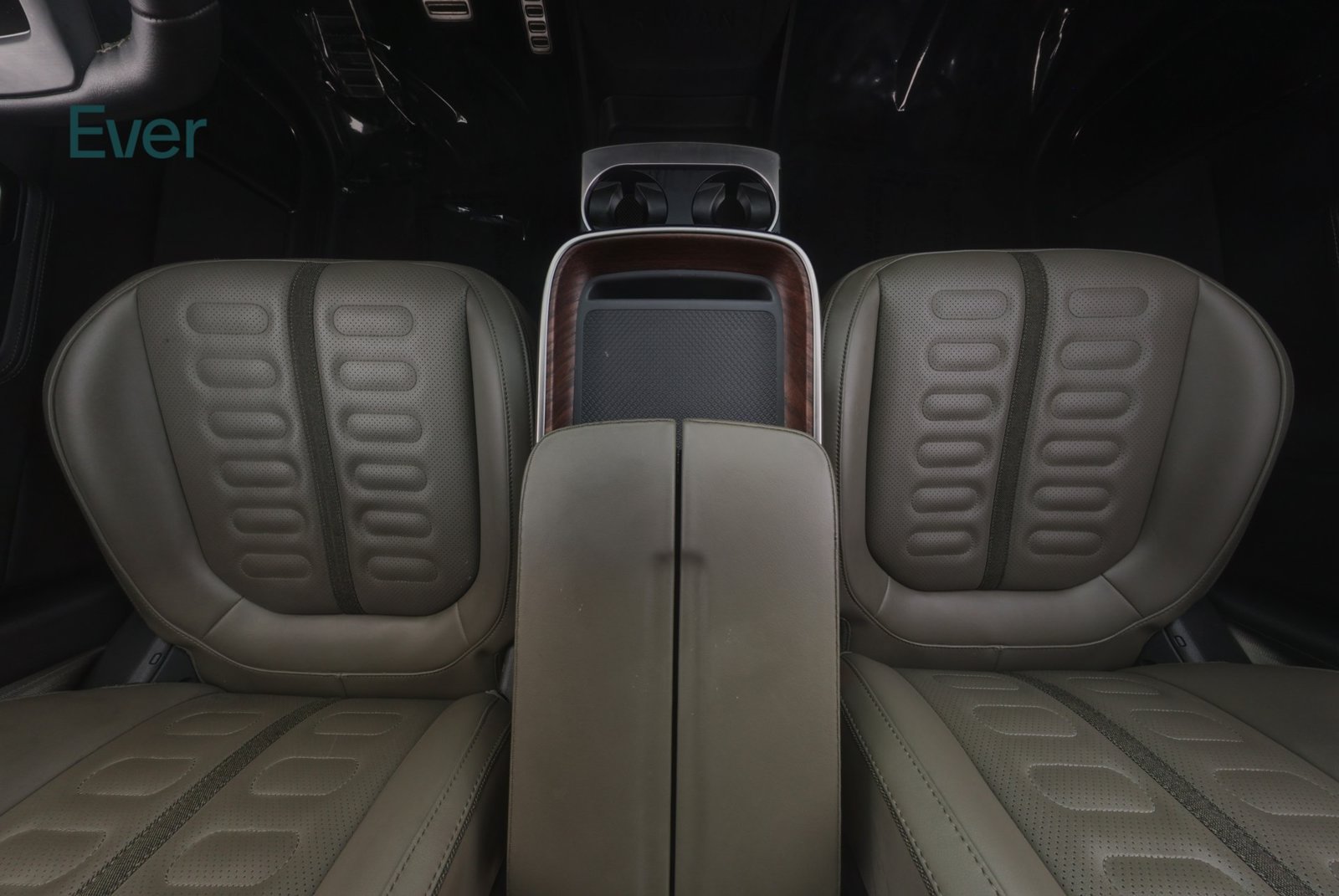 Used 2024 Rivian R1S Adventure Dual AWD/4WD image 29