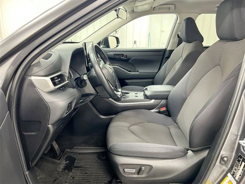 Used 2023 Toyota Highlander LE image 19