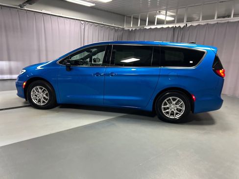 New 2026 Chrysler Pacifica Select image 4