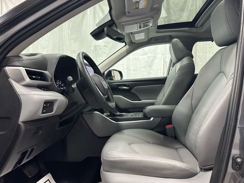 Used 2025 Toyota Highlander XLE image 14