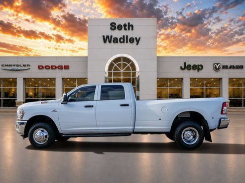 Used 2024 RAM 3500 Tradesman w/ Chrome Appearance Group AWD/4WD image 4