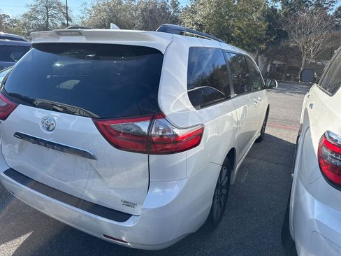 Used 2020 Toyota Sienna Limited Premium image 10