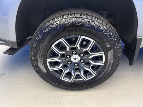 Used 2025 Chevrolet Colorado Z71 AWD/4WD image 8