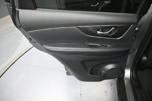 Used 2018 Nissan Rogue SV AWD/4WD image 27