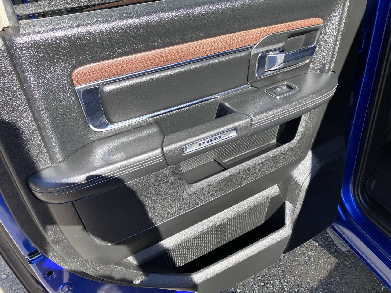 Used 2018 RAM 1500 Laramie AWD/4WD image 9