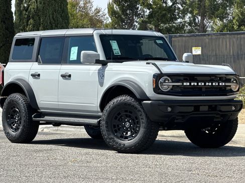 New 2026 Ford Bronco Outer Banks w/ Sasquatch Package AWD/4WD image 2